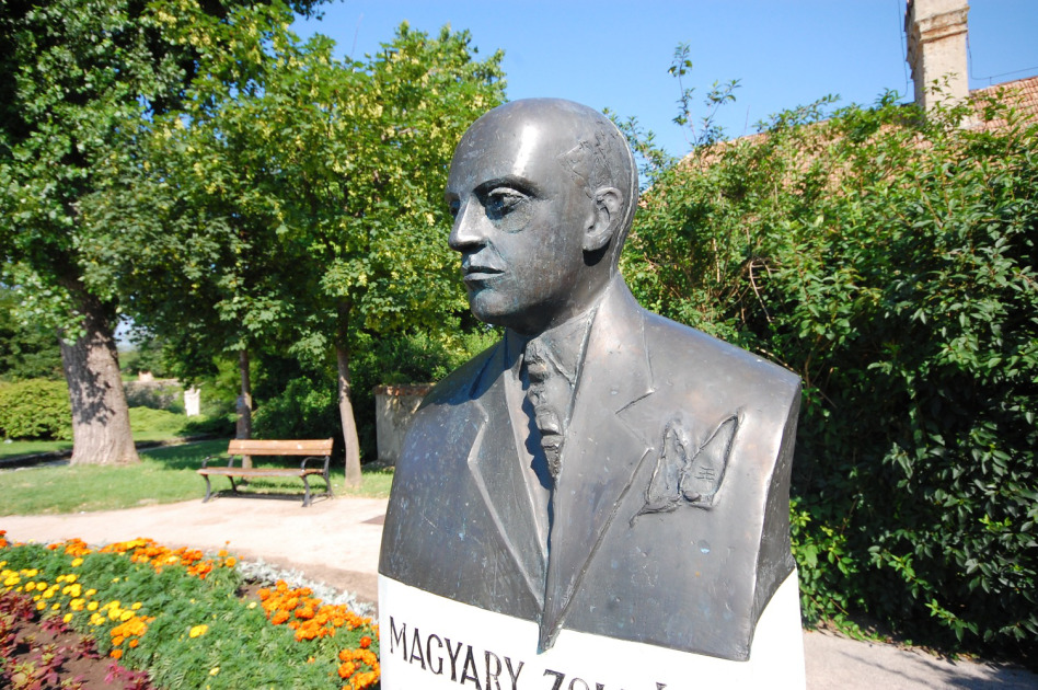 Balás Eszter: Magyary Zoltán mellszobra, 2004