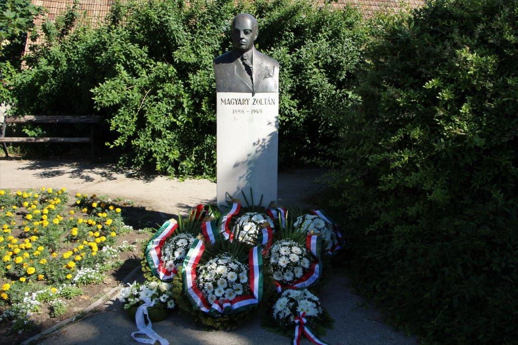 Tata - Magyary szobor